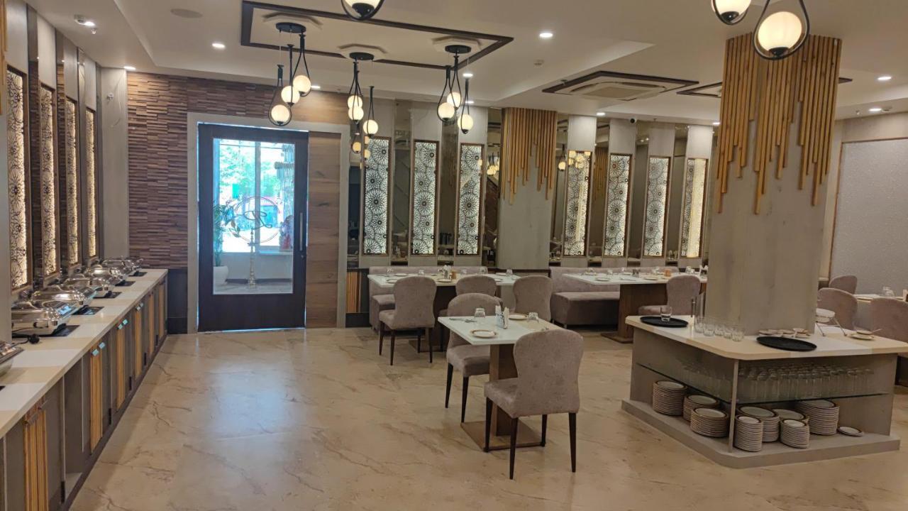 Prime Land Hotel Varanasi Exterior foto