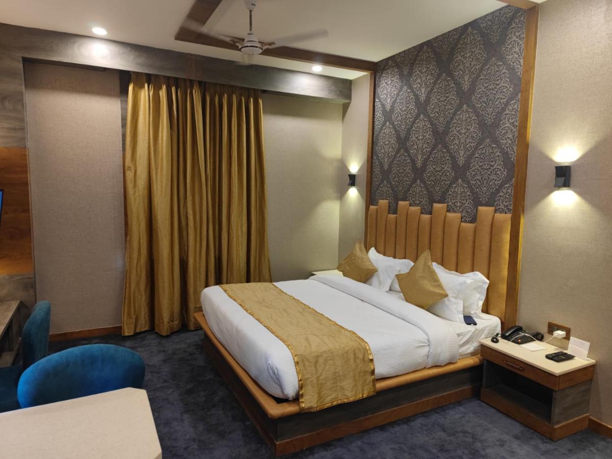 Prime Land Hotel Varanasi Exterior foto