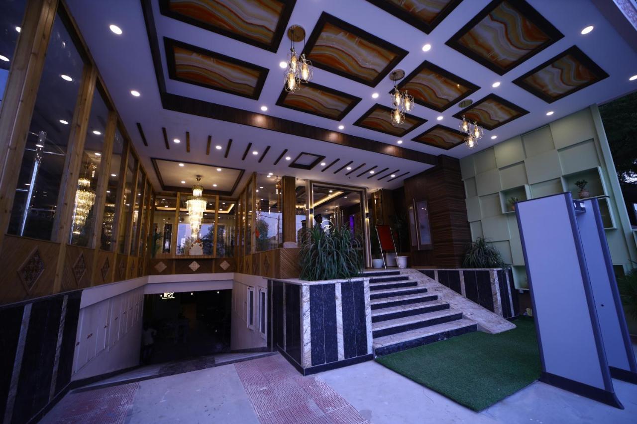 Prime Land Hotel Varanasi Exterior foto