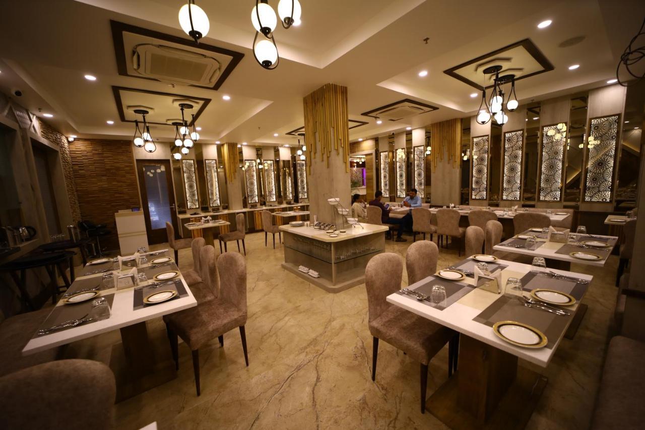 Prime Land Hotel Varanasi Exterior foto