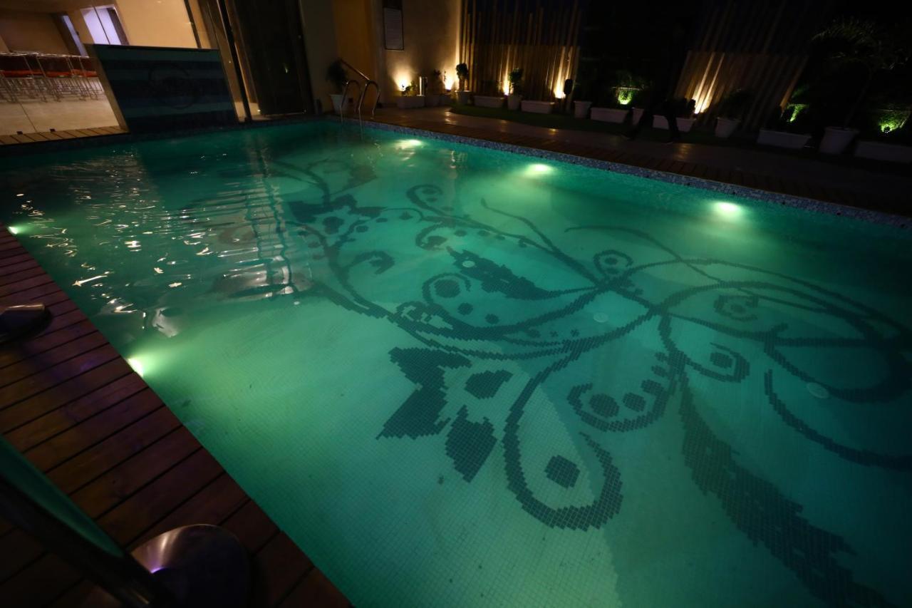Prime Land Hotel Varanasi Exterior foto