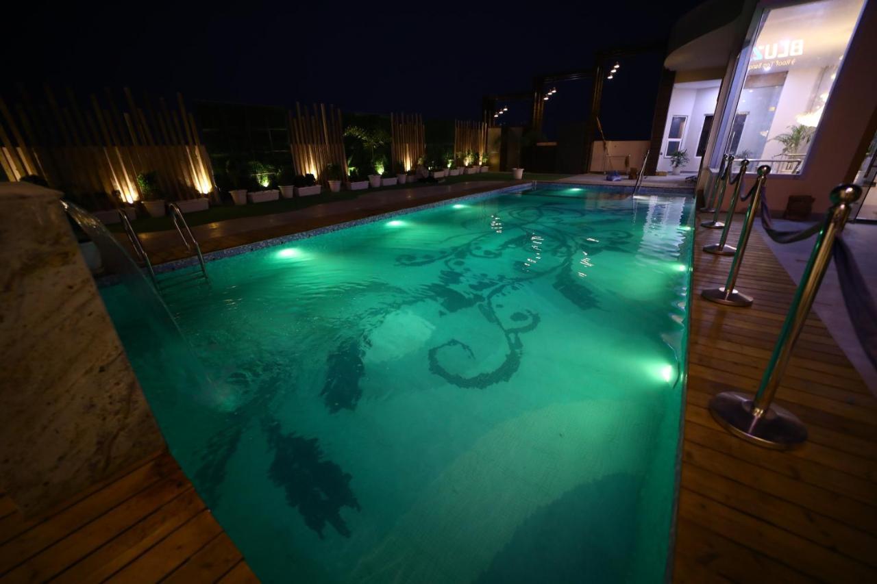 Prime Land Hotel Varanasi Exterior foto