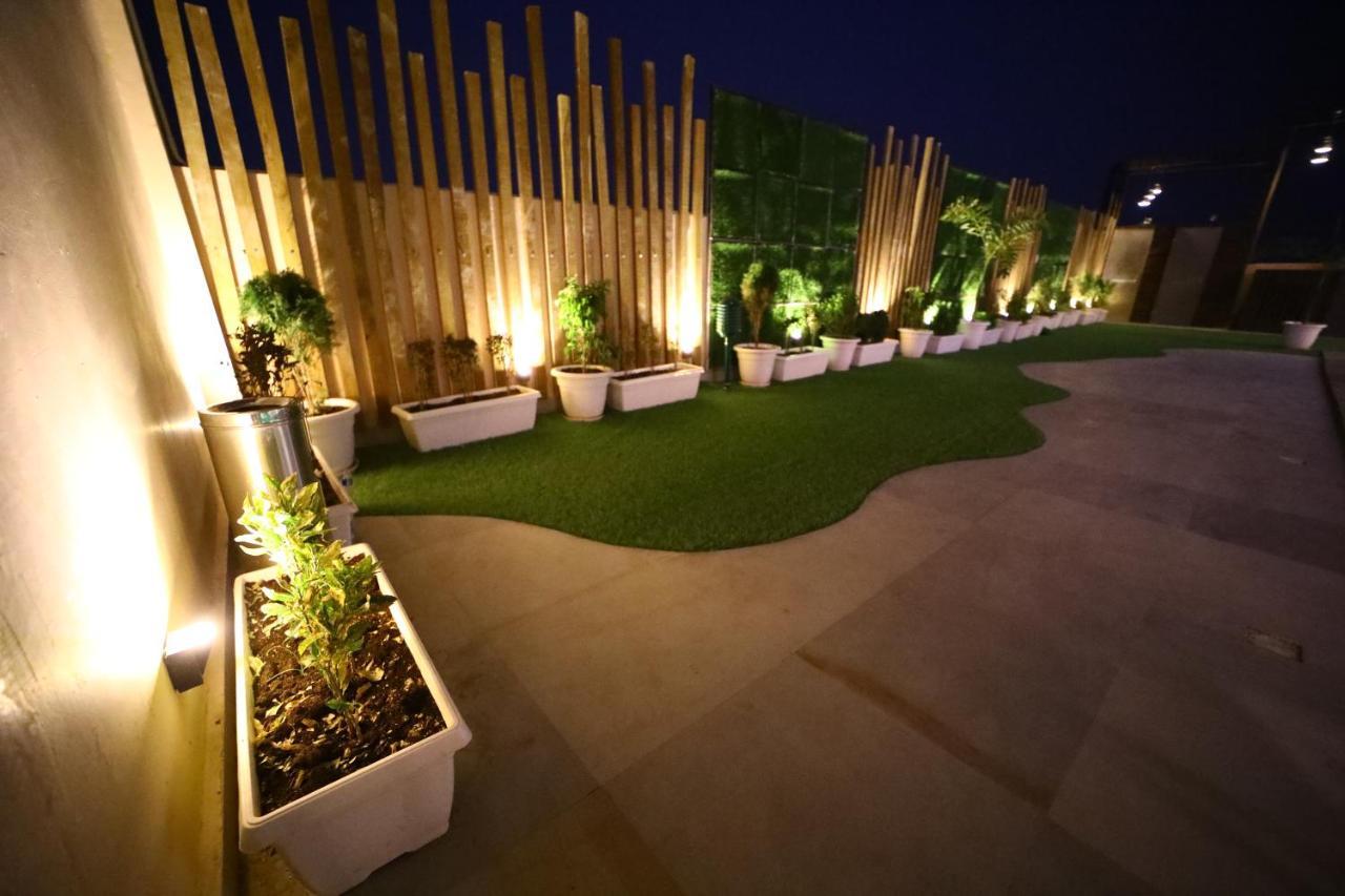 Prime Land Hotel Varanasi Exterior foto