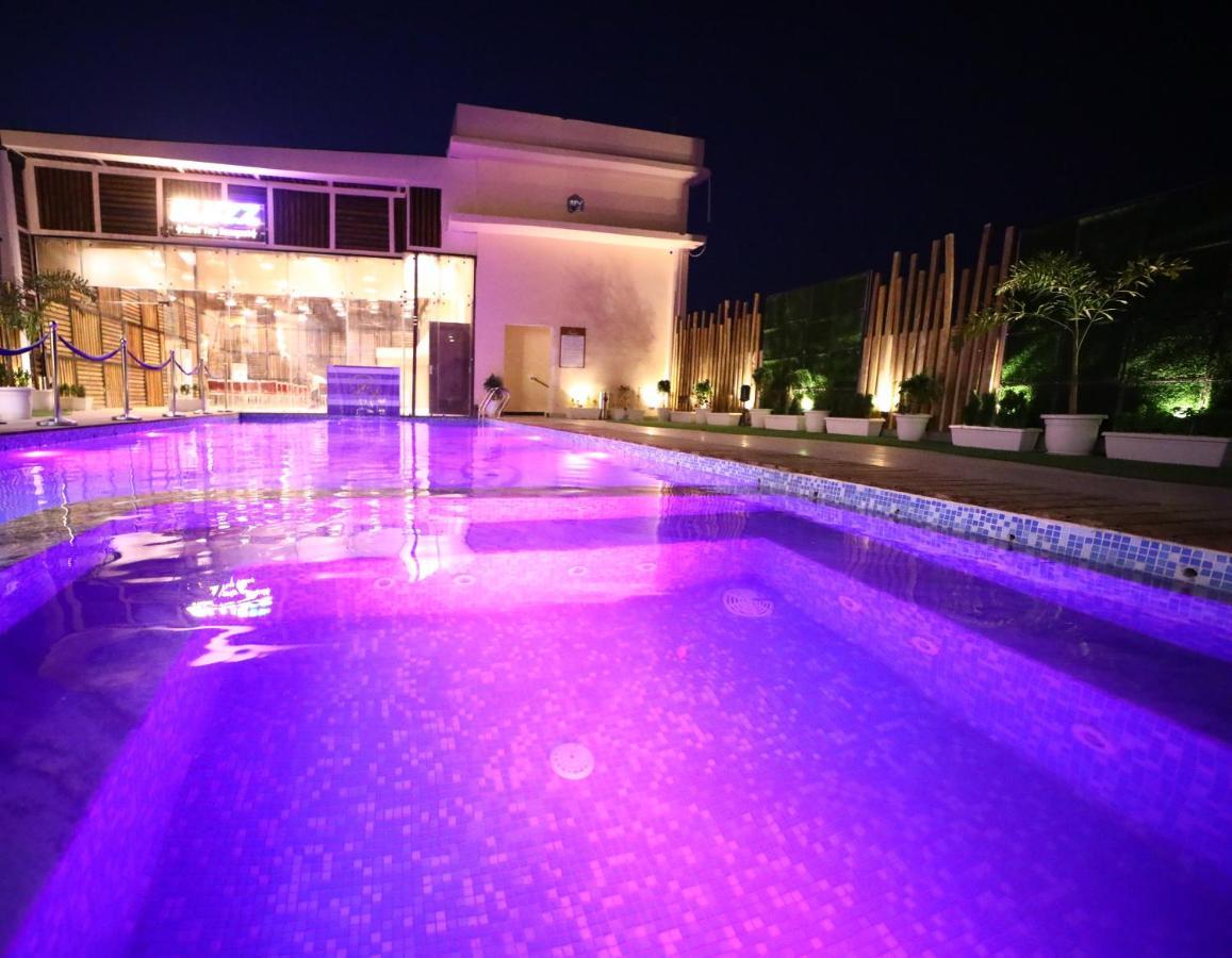 Prime Land Hotel Varanasi Exterior foto