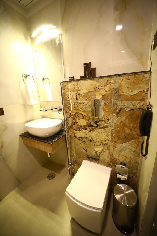 Prime Land Hotel Varanasi Exterior foto